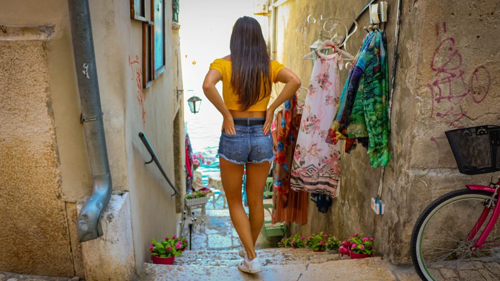 Slobodno skratite: Kako da stilizujete teksas šorts ovog leta