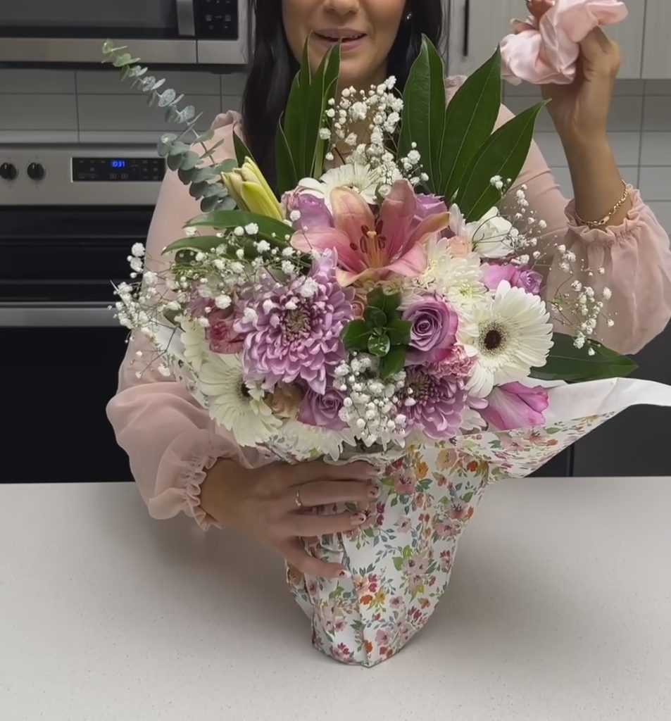 Napravi originalan poklon i budi mega car! Buket cveća na šampanjcu, ali bukvalno