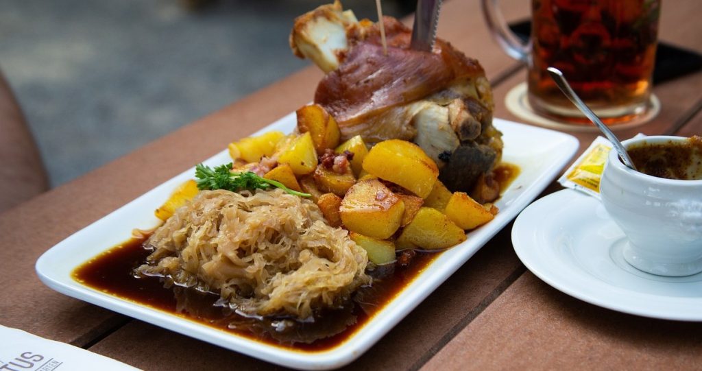 Šta za ručak: Svinjska butkica u prelivu od meda, posle ‘ladno pivo, pa dremka