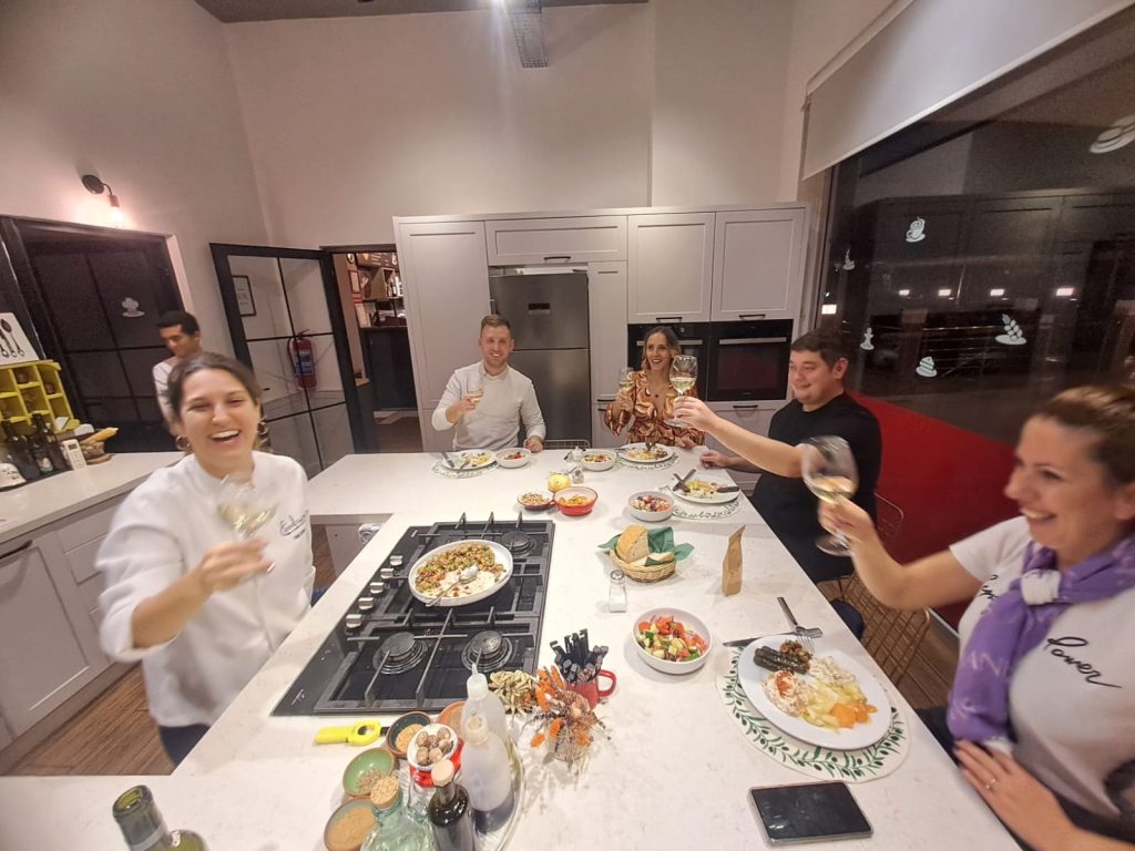 Istanbulske posne sarmice najlepše su ako se od srca spremaju: “Rekla sam ti” portal u poseti Bodrumu na časovima kuvanja kod Pelin Dumanli