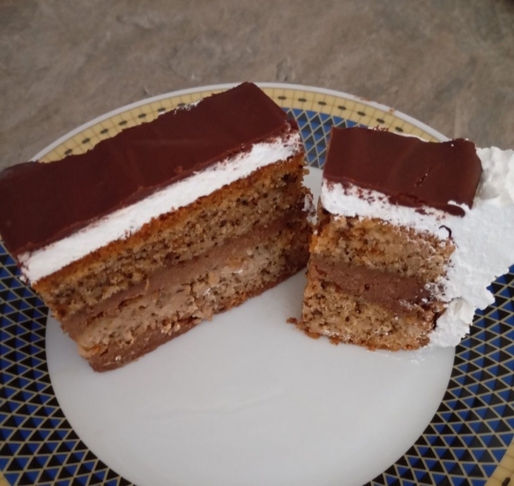 Snajkino kolo: Sočni kolač sa orasima i čokoladom