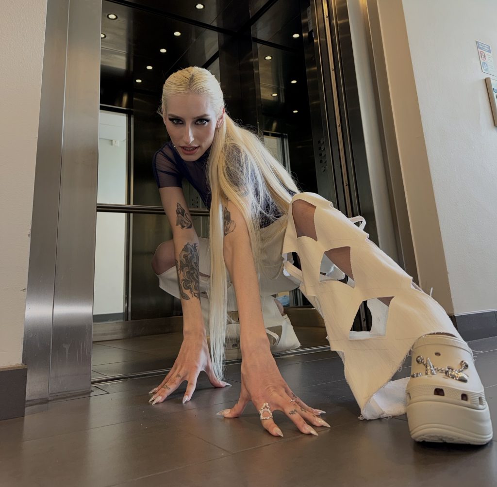 Crocs: Pogledajte kakvu obuću bira slovenačka predstavnica Evrovizije